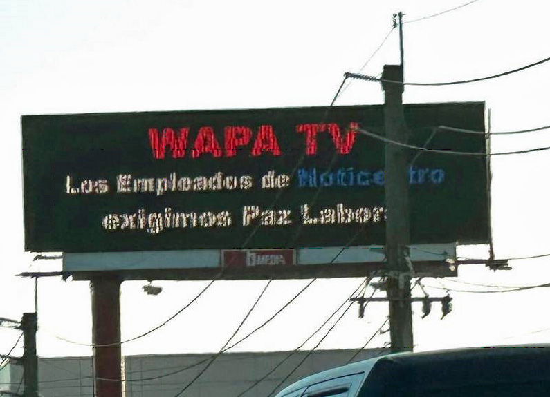Valla publicitaria dice WAPA TV Los Empleados de Noticentro exigimos Paz Laboral.